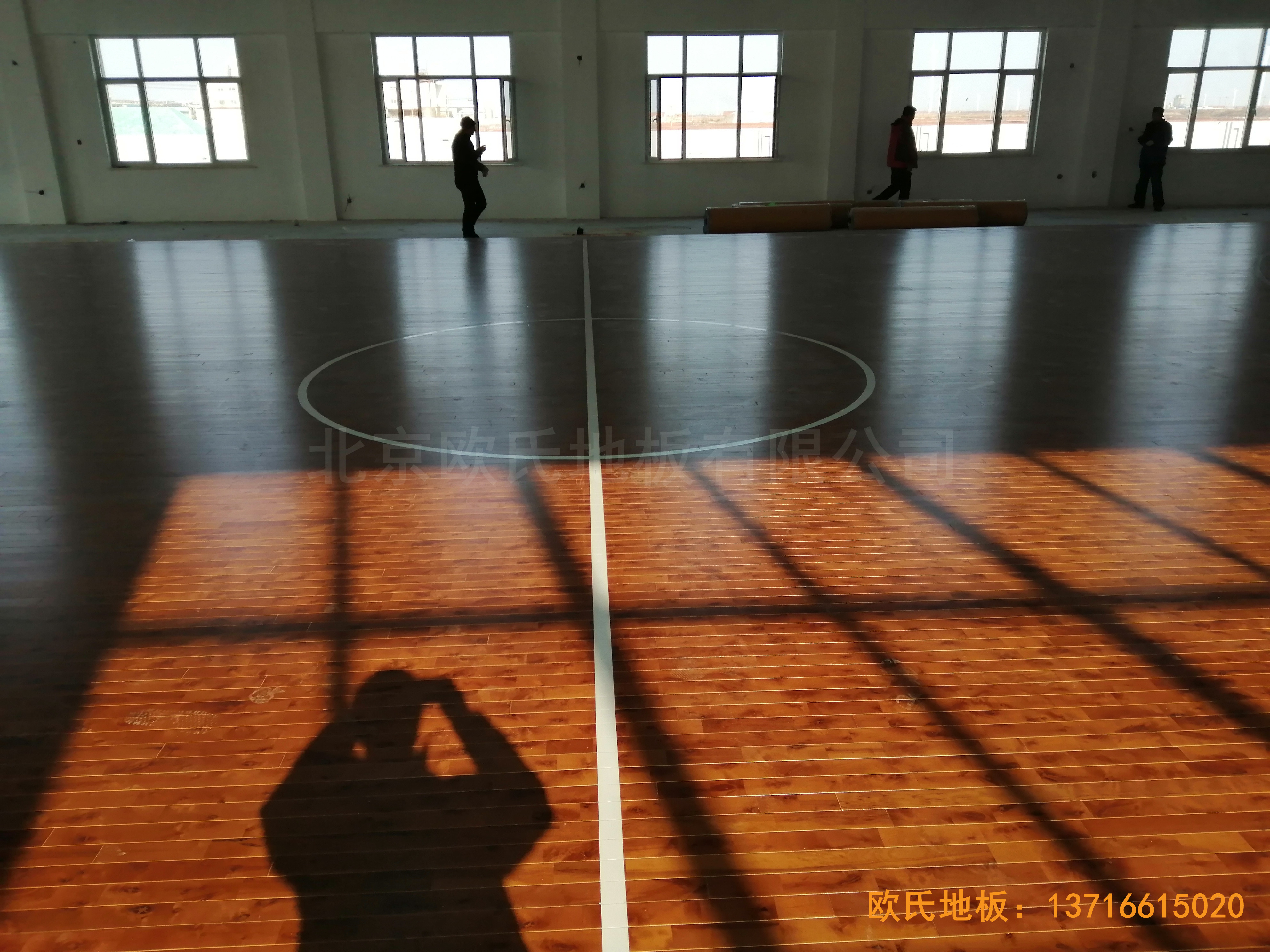 萊州銀海工業(yè)園消防特訓(xùn)隊籃球館運動木地板鋪設(shè)案例0