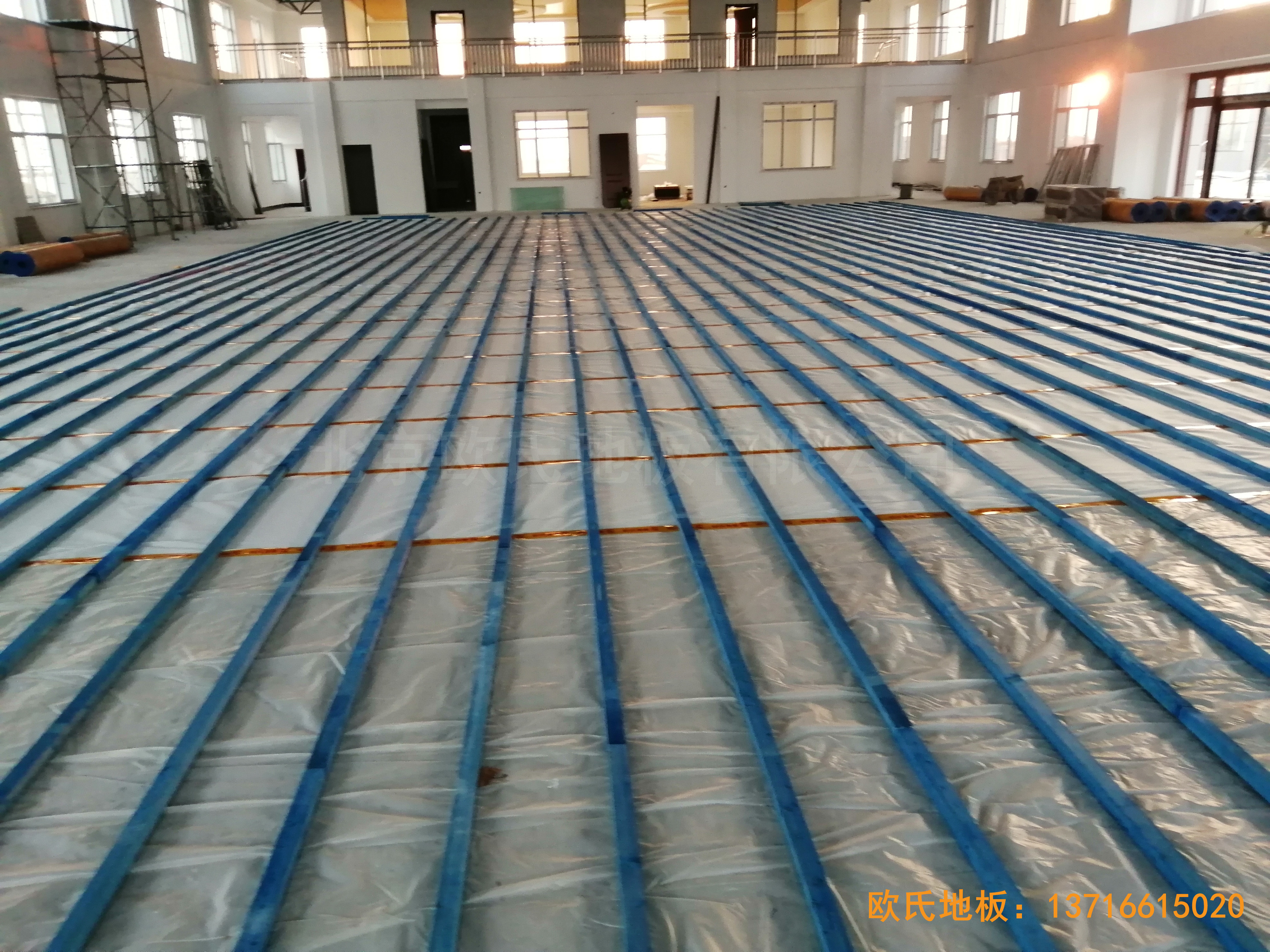 萊州銀海工業(yè)園消防特訓(xùn)隊籃球館運動木地板鋪設(shè)案例1
