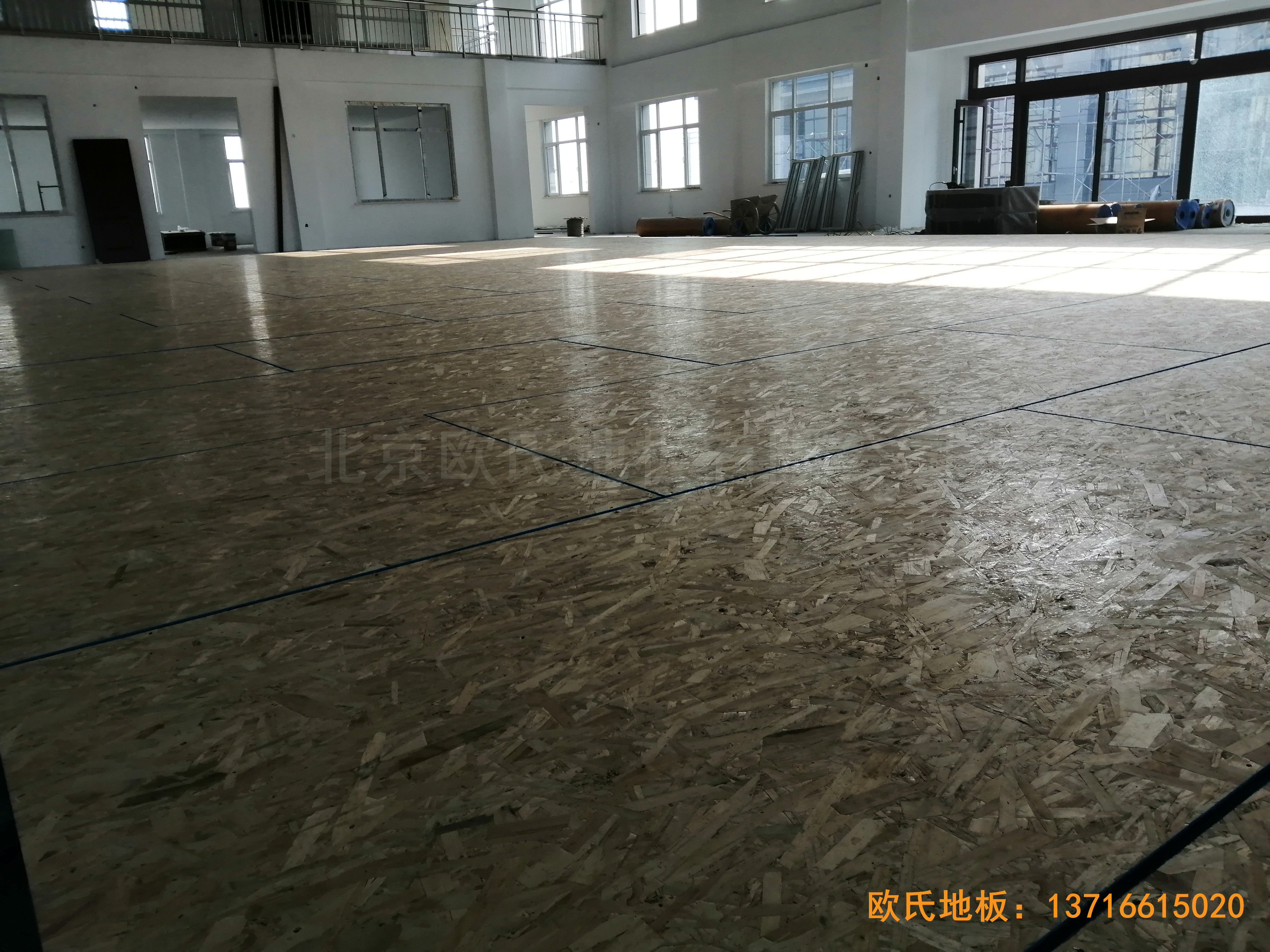 萊州銀海工業(yè)園消防特訓(xùn)隊籃球館運動木地板鋪設(shè)案例2