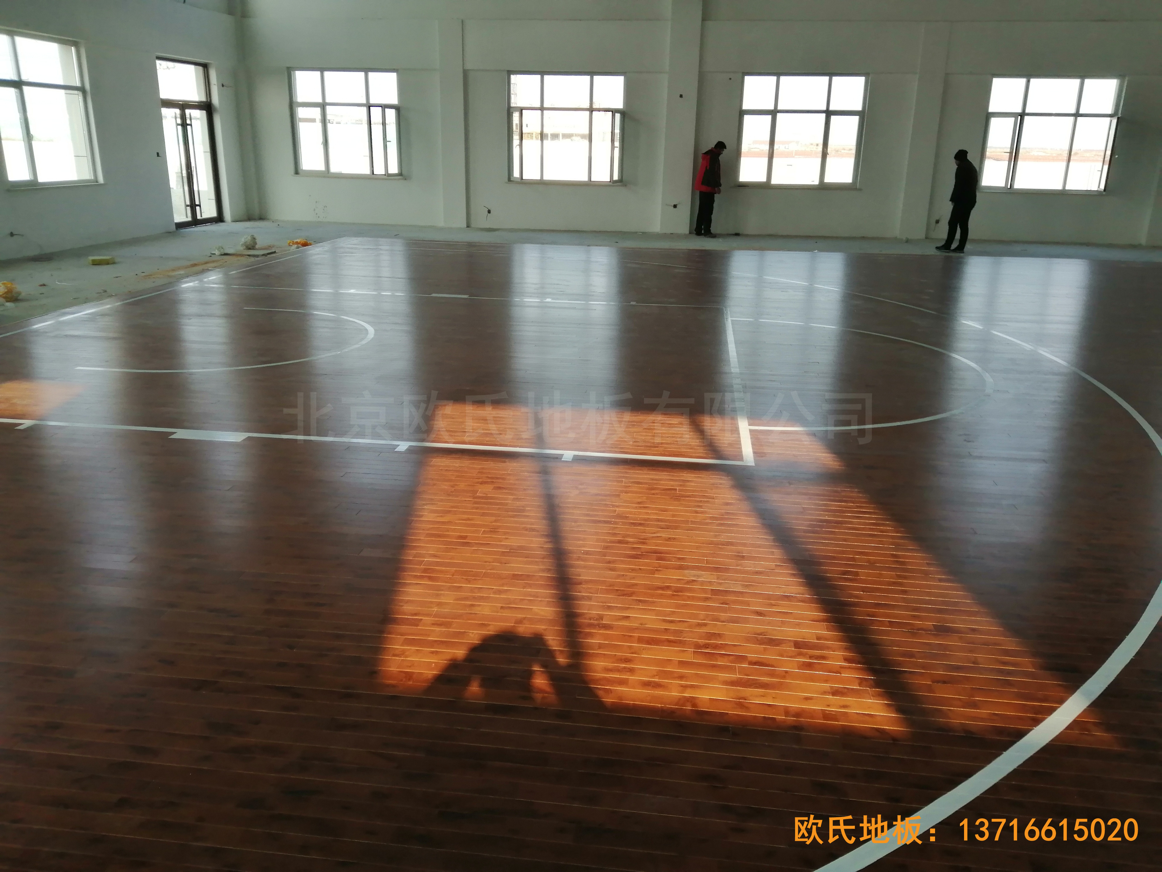 萊州銀海工業(yè)園消防特訓(xùn)隊籃球館運動木地板鋪設(shè)案例4