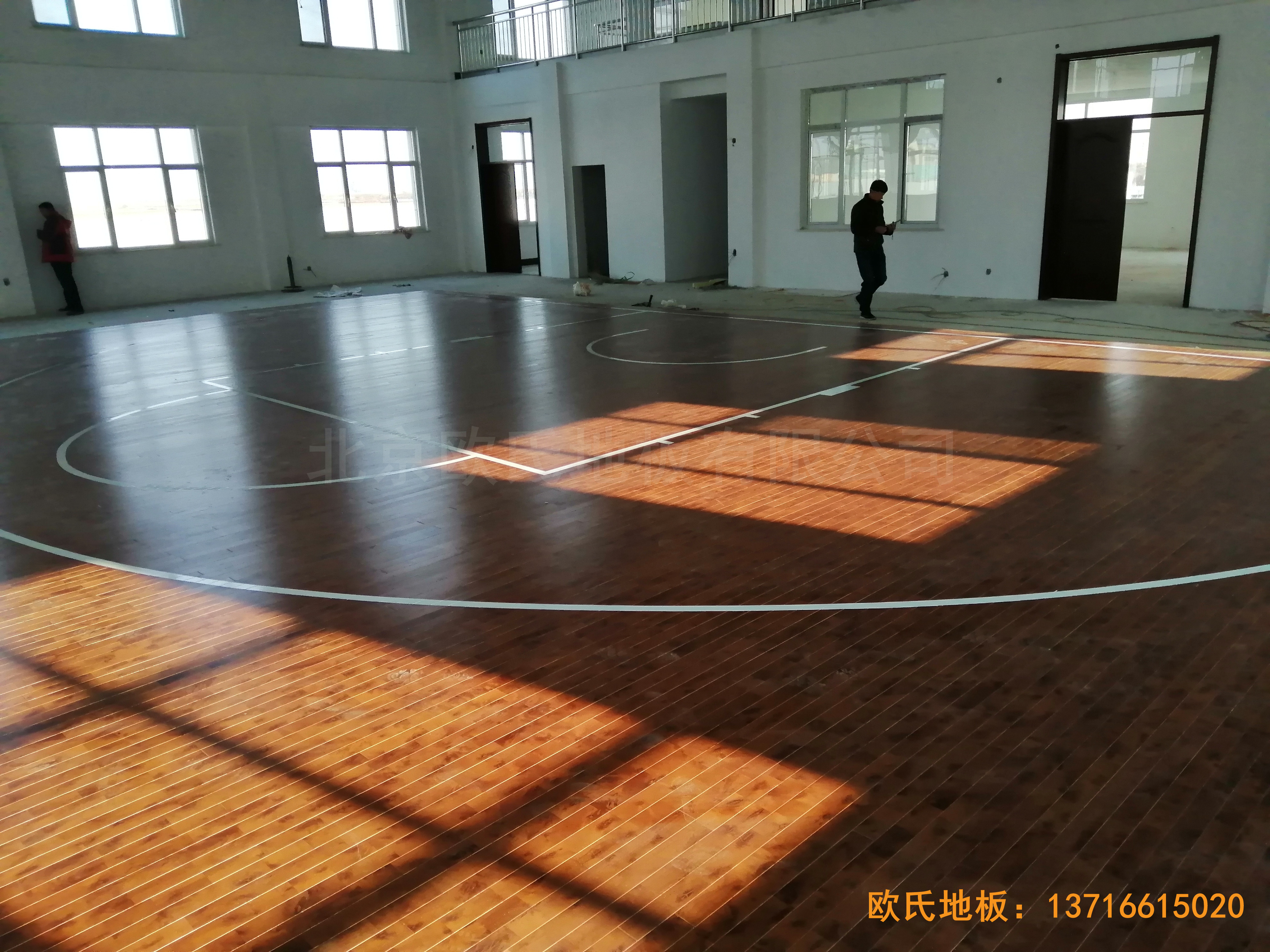 萊州銀海工業(yè)園消防特訓(xùn)隊籃球館運動木地板鋪設(shè)案例5